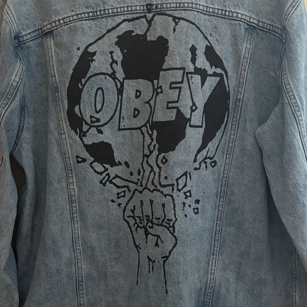 Obey Worldwide Jean Jacket Light Blue Denim Fist Earth Shatter Graphic Black XL - Picture 15 of 16